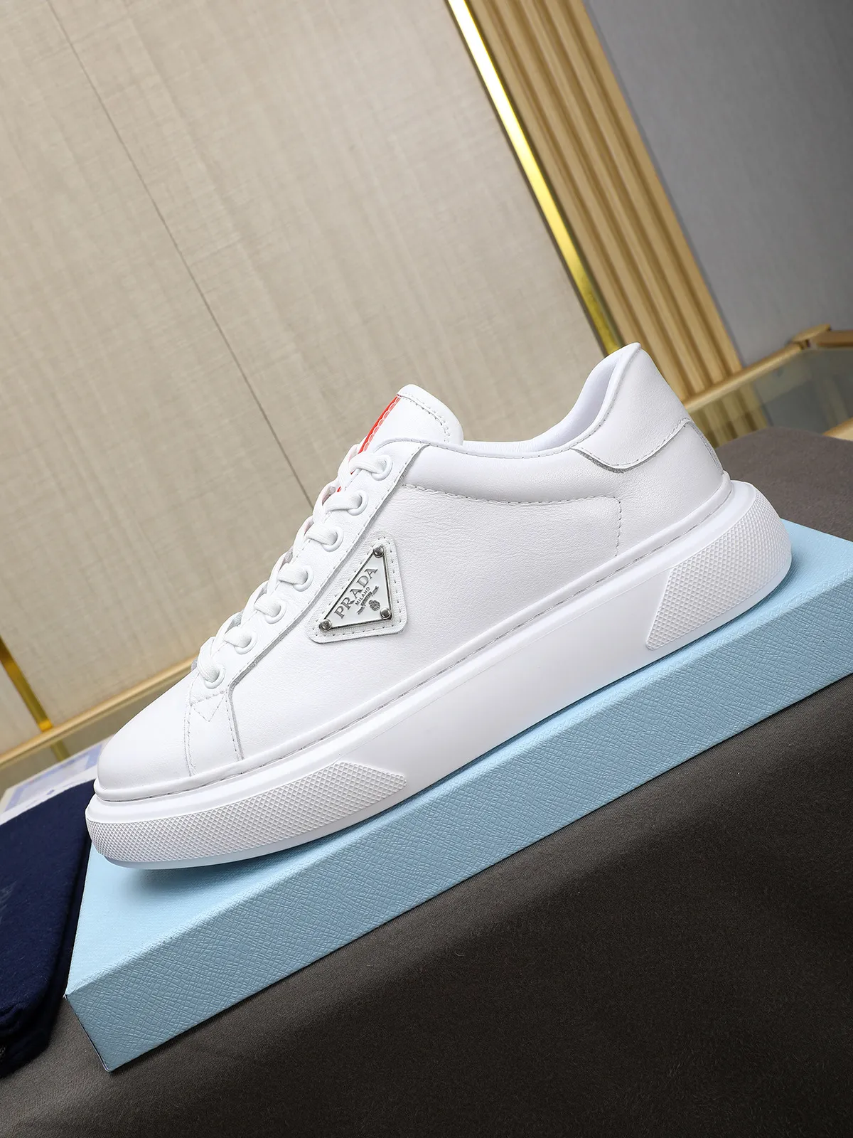 Men's shoes 💰460 Prada/Prada Men's new casual shoes, this upper is made of imported calfskin + sheep lining! The outside is decorated with the P family's classic metal triangle enamel logo, and the outsole is made of non-slip sports foam ultra-light outsole, which feels good on the feet and is a fashionable and fashionable item!  Size: 38-44 (45 customized)